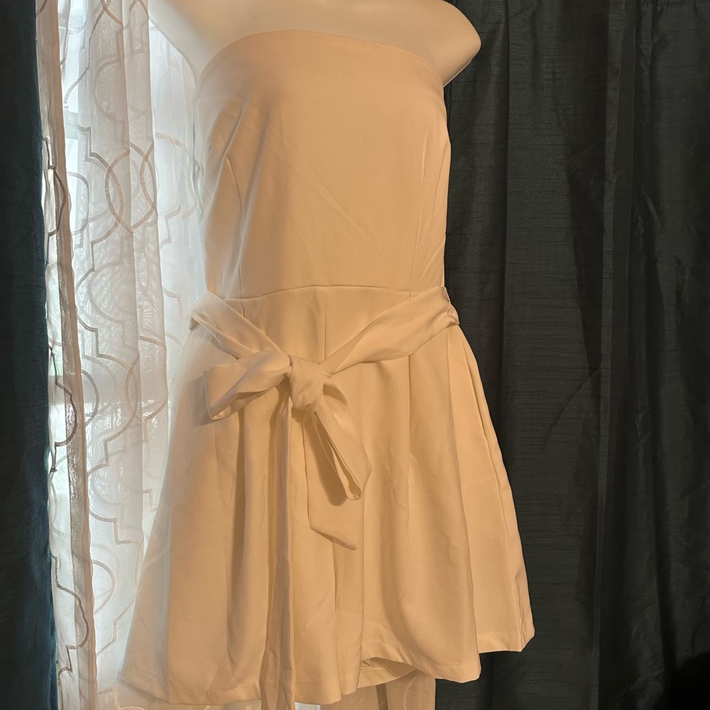 Elegant Strapless White Romprt